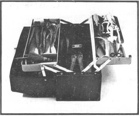 Caja tradicional con diferentes herramientas de bonsái organizadas